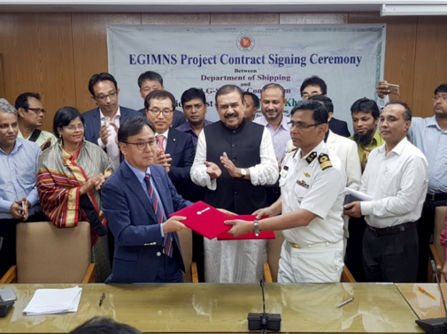 정운열 LG CNS 공공사업담당 상무와 샤자한 칸(Shajahan Khan) 방글라데시 선박부 장관이 업무협약을 체결한 후, 관련 기념사진을 찍고 있다. / LG CNS 제공