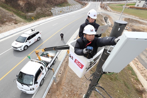 KT 직원이 5G 기지국간 핸드오버 기술을 검증하기 위해 평창 일반도로에 설치된 5G 기지국을 점검하고 있다. / KT제공