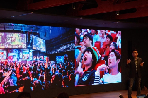 이승현 라이엇게임즈 한국 대표가 LCK 아레나 경기장에 대해 설명하고 있다. / 라이엇 게임즈 제공