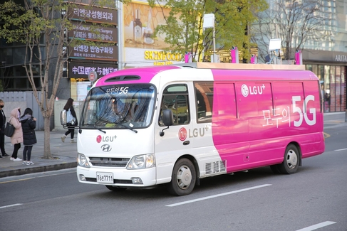 서울 도심에서 핸드오버 등 5G 기술을 테스트 하고 있는 LG유플러스 5G 버스 모습. / LG유플러스 제공