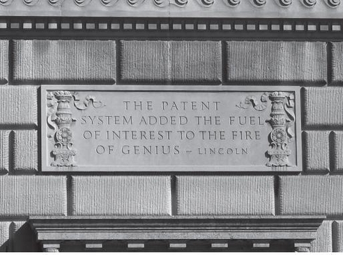 미 워싱턴DC 소재 국립초상화박물관(NPG) 건물 출입구(doorway facade) 상단에 새겨진 문구. 특허제도에 대한 미국 사회의 기본 이념이 잘 담겨 있다. / 슬리퍼리슬로프 제공