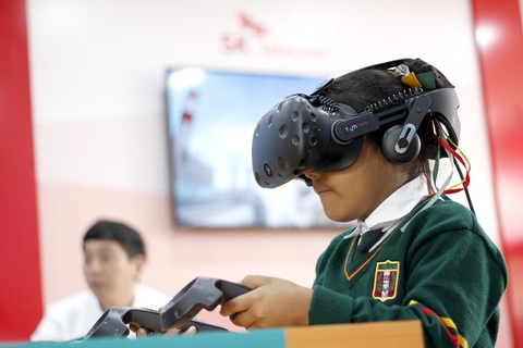 페루 현지 어린이가 티움(T.um) 모바일을 통해 가상현실(VR)을 체험하고 있는 모습. / SK텔레콤 제공