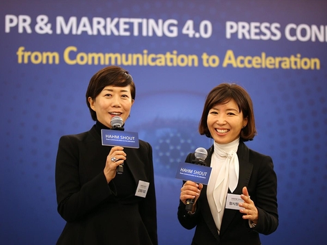  김재희(왼쪽)·함시원 함샤우트 공동대표가 5일 서울 소공동 롯데호텔에서 열린 기자 간담회에서 벤처·스타트업의 홍보·마케팅 효과를 높이는 디지털 플랫폼에 대해 설명하고 있다. / 함샤우트 제공