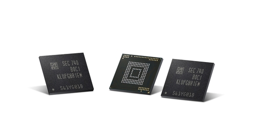 삼성전자가 세계 최초 양산을 시작한 512GB eUFS 메모리 반도체. / 삼성전자 제공