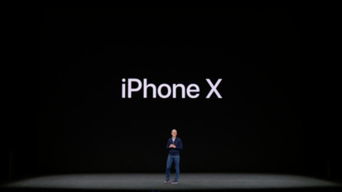 팀 쿡 애플 최고경영자(CEO)가 아이폰X를 소개하는 장면. / 애플 라이브 갈무리