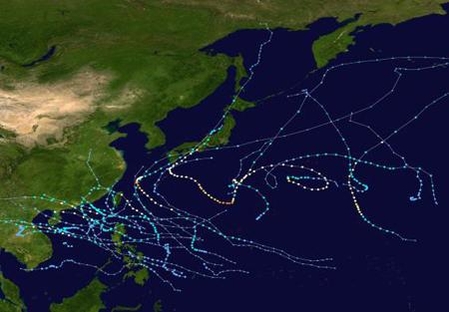 슈퍼컴퓨터를 활용해 2017년 태평양 태풍 시즌의 모든 태풍 경로를 확인하는 모습. / KISTI 제공