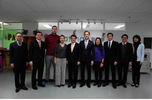 최근 헹스위킷 싱가포르 재무부 장관(왼쪽 다섯 번째)과 코포쿤 산업부 장관(왼쪽 여섯 번째)이 중국 쑤저우 팻스냅 사무실에 방문해 구안 디안 팻스냅 부사장(왼쪽 네 번째)과 기념촬영을 하고 있다. 내성적 성격으로 알려진 티옹 CEO의 일면을 엿볼 수 있다. / 팻스냅 제공