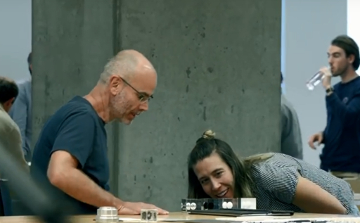 조니 아이브(왼쪽) 애플 최고디자인책임자가 직워과 함께 신제품 디자인을 살펴보고 있다. / 유튜브 영상 화면 캡처