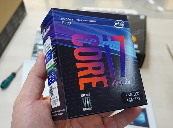 인텔 8세대 코어 i7-8700K 프로세서는 2017년 12월 현재 최고의 게이밍 PC용 CPU다. / 최용석 기자