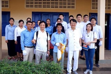 3월 캄보디아 아워스쿨을 방문한 이글루시큐리티 임직원, 아워스쿨 선생님이 기념촬영을 하고 있다. / 이글루시큐리티 제공
