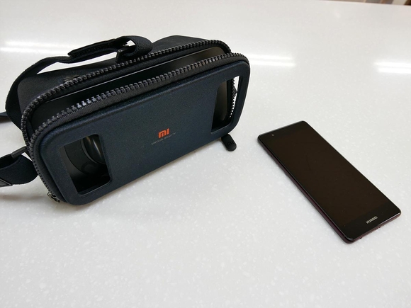 스마트폰과 VR HMD. / 차주경 기자