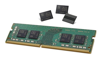 삼성전자가 미세공정 한계를 뛰어넘어 선보인 2세대 10㎚급 8Gb DDR4 D램과 이를 이용한 D램 모듈의 모습. / 삼성전자 제공