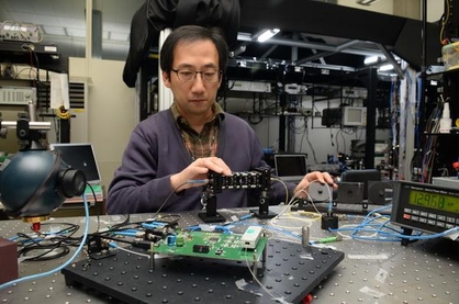 ETRI 연구원이 무선양자암호통신용 집적화 칩 기반 편광 결합·분리 모듈을 시연하고 있다. / 한국전자통신연구원 제공