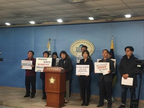 3일 국회 정론관에서 추혜선 의원을 비롯한 4개 시민단체가 모여 보편요금제 도입 시행을 촉구하고 있다. / 유진상 기자