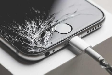 손상된 애플 아이폰의 모습. / 애플인사이더 갈무리
