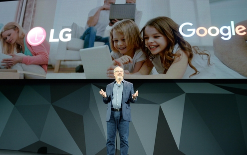 스콧 허프만(사진) 구글 어시스턴트 개발 총책임자가 8일 미국 라스베이거스 만달레이 베이 호텔에서 열린 글로벌 프레스 콘퍼런스에서 LG전자와 구글이 협력한 사례에 대해 소개하고 있다. / LG전자 제공
