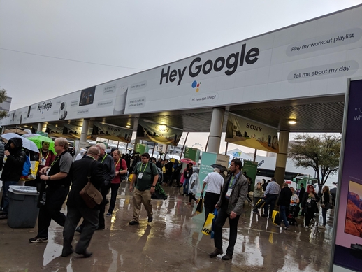 세계 최대 정보기술(IT) 전시회 ‘CES 2018’에서 관람객이 ‘헤이 구글!’ 광고가 설치된 컨벤션 센터 앞을 지나가고 있다. / 노동균 기자
