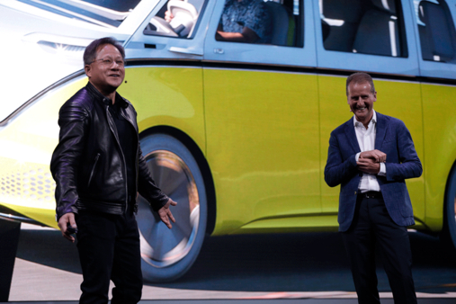 허버트 디에스 폭스바겐 CEO를 컨퍼런스에 초청한 젠슨 황 엔비디아 CEO(왼쪽). / 엔비디아 제공