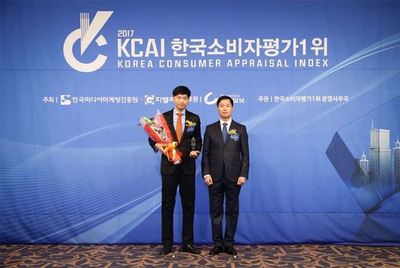 제닉스크리에이티브가 ‘KCAI 한국소비자평가’에서 게이밍 의자 부문 고객만족 브랜드 1위를 수상했다. /제닉스크리에이티브 제공