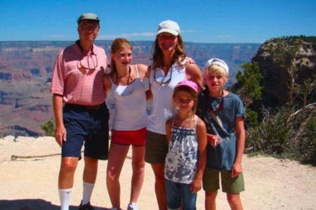 빌 게이츠 MS 창업자와 가족 모습. 왼쪽부터 빌 게이츠, 딸 제니퍼, 아내 멜린다, 딸 피비, 아들 로리. / 미러 갈무리