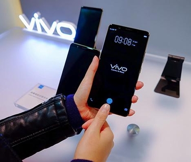 비보가 CES 2018에서 처음 선보인 디스플레이 내장 지문인식 스마트폰. / 비보 제공