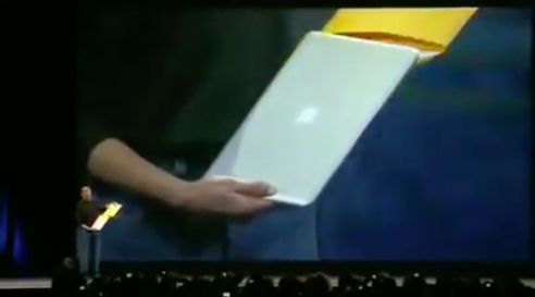 스티브 잡스가 2008년 1월 15일(현지시각) 서류 봉투에서 맥북에어를 꺼내고 있는 모습. / 유튜브 갈무리