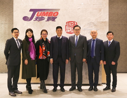 한국타이어는 점보버스그룹과 타이어 독점 공급을 위한 업무협약을 체결했다. / 한국타이어 제공