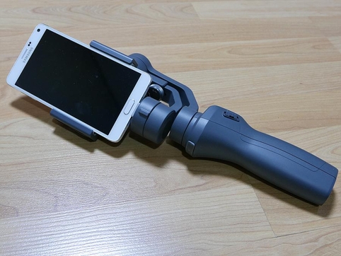 DJI 오즈모 모바일2에 삼성전자 갤럭시노트4를 장착한 모습. / 차주경 기자