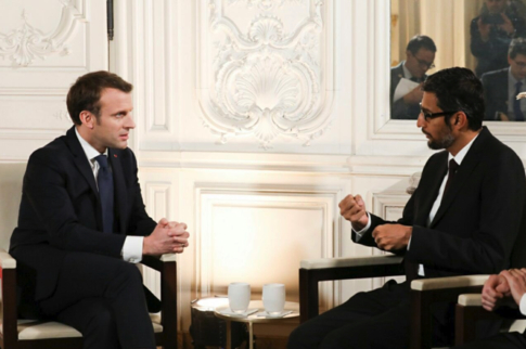 에마뉘엘 마크롱 프랑스 대통령(왼쪽)과 순다 피차이 구글 CEO가 22일(현지시각) 프랑스 파리 근교 베르사유 궁에서 열린 ‘프랑스를 선택하세요’ 행사에서 회동하고 있다. / 트위터 갈무리