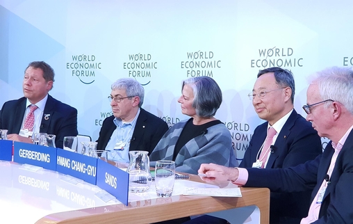세계경제포럼(WEF)에 참석한 황창규 KT 회장(왼쪽에서 네번째)이 GEPP 구축 필요성을 알렸다. / KT 제공