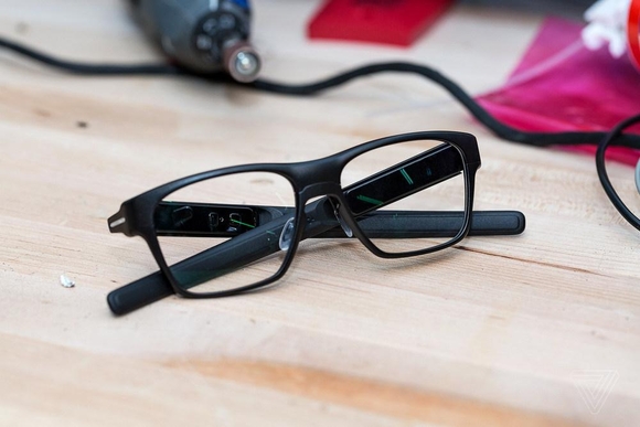 일반 안경처럼 생긴 인텔의 스마트 안경 ‘반트’의 시제품 / 더 버지 제공