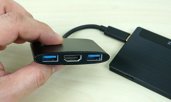 HDMI 영상 출력과 일반 USB 주변기기 연결을 위한 변환 어댑터. / 최용석 기자