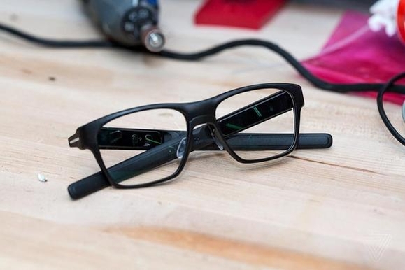 일반 안경처럼 생긴 인텔의 스마트 안경 ‘반트’의 시제품 / 더 버지 제공인텔의 스마트 안경 '반트'는 겉보기에는 평범한 안경처럼 생겼지만 구글 글라스처럼 각종 정보를 사용자의 눈으로 보여주는 기능을 제공합니다. 블루투스로 스마트폰과 연결되어 필요한 정보를 주고받으며, 제공되는 정보는 오른쪽 눈의 시야 정면을 기준으로 약 15도 아래에 HUD(헤드 업 디스플레이)의 메시지처럼 표시됩니다. 배터리 사용 시간도 온종일 사용이 가능한 최대 18시간 수준이 목표입니다.