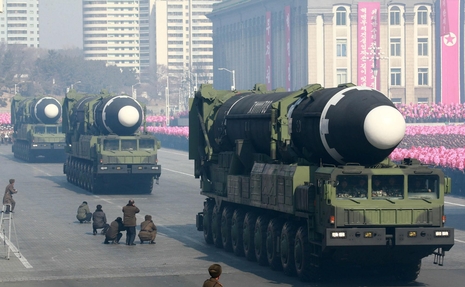 화성15호 ICBM 미사일과 발사차량의 모습. 열병식에는 4대가 참가해 실전배치가 가능한 상태임을 과시했다. / 북한 정부 매체 사진