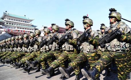 특수부대만큼 강하게 무장한 전연군단의 모습. 개인적으로 전연군단 소속의 경보병으로 추정한다. / 북한 정부 매체 사진
