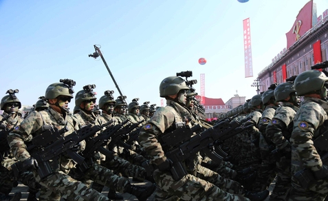 복합소총으로 무장한 특수작전군의 모습. 북한의 복합소총 성능에 대해서는 여태껏 알려지지 않았다. / 북한 정부 매체 사진