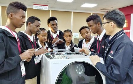 에티오피아 학생들이 LG 시그니처 세탁기에 대한 설명을 듣고 있다. / LG전자 제공