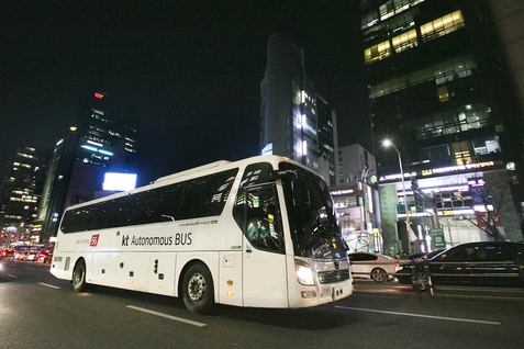 KT 대형 자율주행버스가 5일 서울 도심지역을 자율주행으로 시범 운행하고 있다. / KT 제공