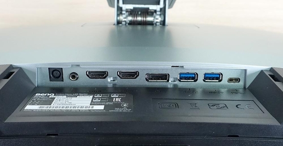 HDMI 2.0 2개와 DP 1개, 타입-C 1개로 넉넉한 영상 입력을 지원한다. / 최용석 기자