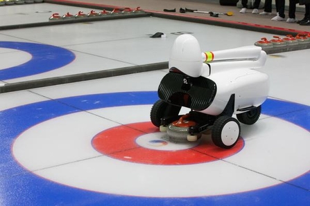 AI 컬링 로봇 ‘컬리’의 투구 로봇이 스톤을 투구하는 모습 / 과학기술정보통신부 제공