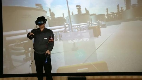 영상체험관에서 가상현실(VR) 기반 안전체험을 하는 모습. / LG화학 제공