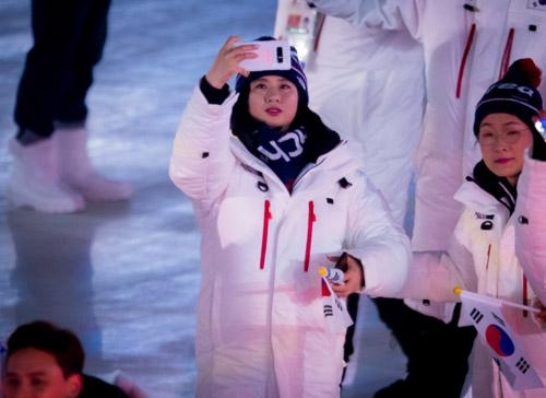 한국 알파인스키 가이드러너 고운소리 선수가 2018 평창 패럴림픽 개막식에서 갤럭시노트8으로 개막식을 촬영하고 있다. / 삼성전자 제공