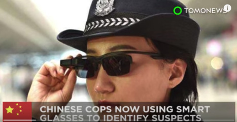 안면인식 기술이 탑재된 스마트 안경을 쓰고 있는 중국 공안(경찰). / 유튜브 갈무리