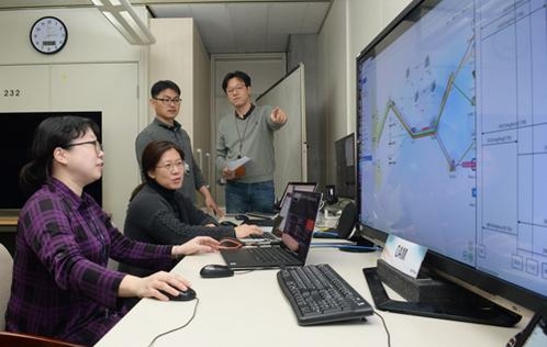 ETRI 연구진이 5G-WiFi 간 동적 트래픽 경로변경 기능시험을 하고 있다. / ETRI 제공