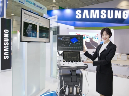 삼성 모델이 15일 ‘KIMES 2018’ 삼성 부스에서 영상의학과용 프리미엄 초음파 진단기기 RS85를 소개하고 있다. / 삼성전자 제공