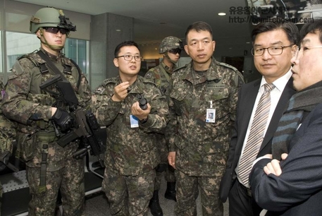워리어플랫폼을 설명하고 있는 김동현 사업장교(왼쪽 두 번째)와 성일 육군 군수참모부장(왼쪽 세 번째). / 유용원의 군사세계 제공