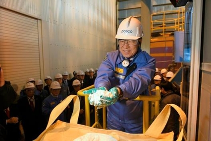 권오준 포스코 회장이 2017년 2월 광양제철소에서 초도 생산된 리튬을 들어보고 있다. / 포스코 제공