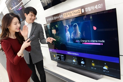 LG전자 모델이 LG 베스트샵 매장에서 LG 올레드 TV를 살펴보고 있다. / LG전자 제공