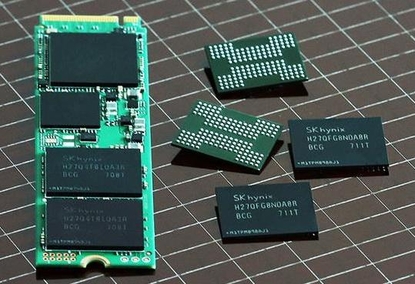 SK하이닉스가 2017년 개발한 4세대 72단 3D 낸드플래시와 이를 적용한 SSD 시제품. / SK하이닉스 제공