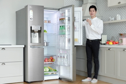 LG전자 모델이 2018년형 LG 디오스 양문형냉장고를 소개하고 있다. / LG전자 제공
